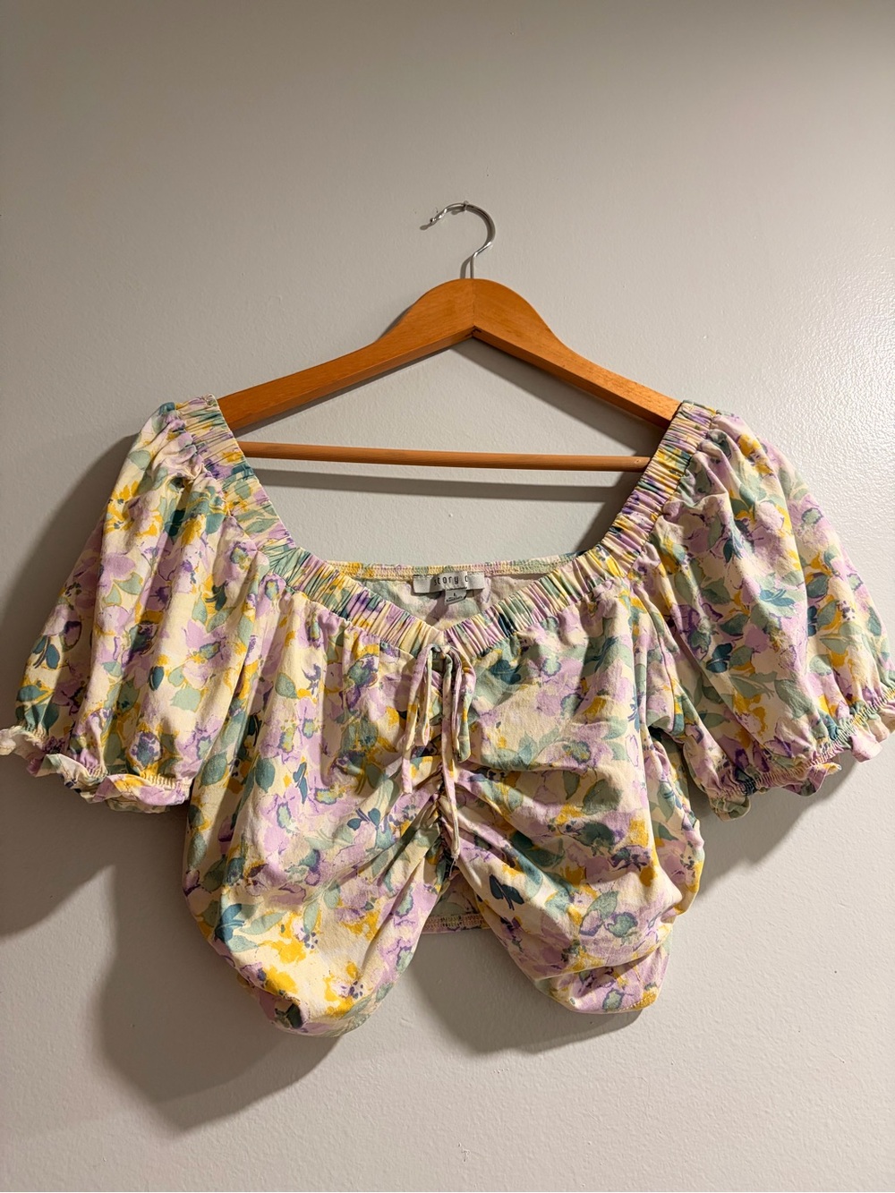 Puff-Sleeve Floral Crop Top in Pastel Yellow and Lavender